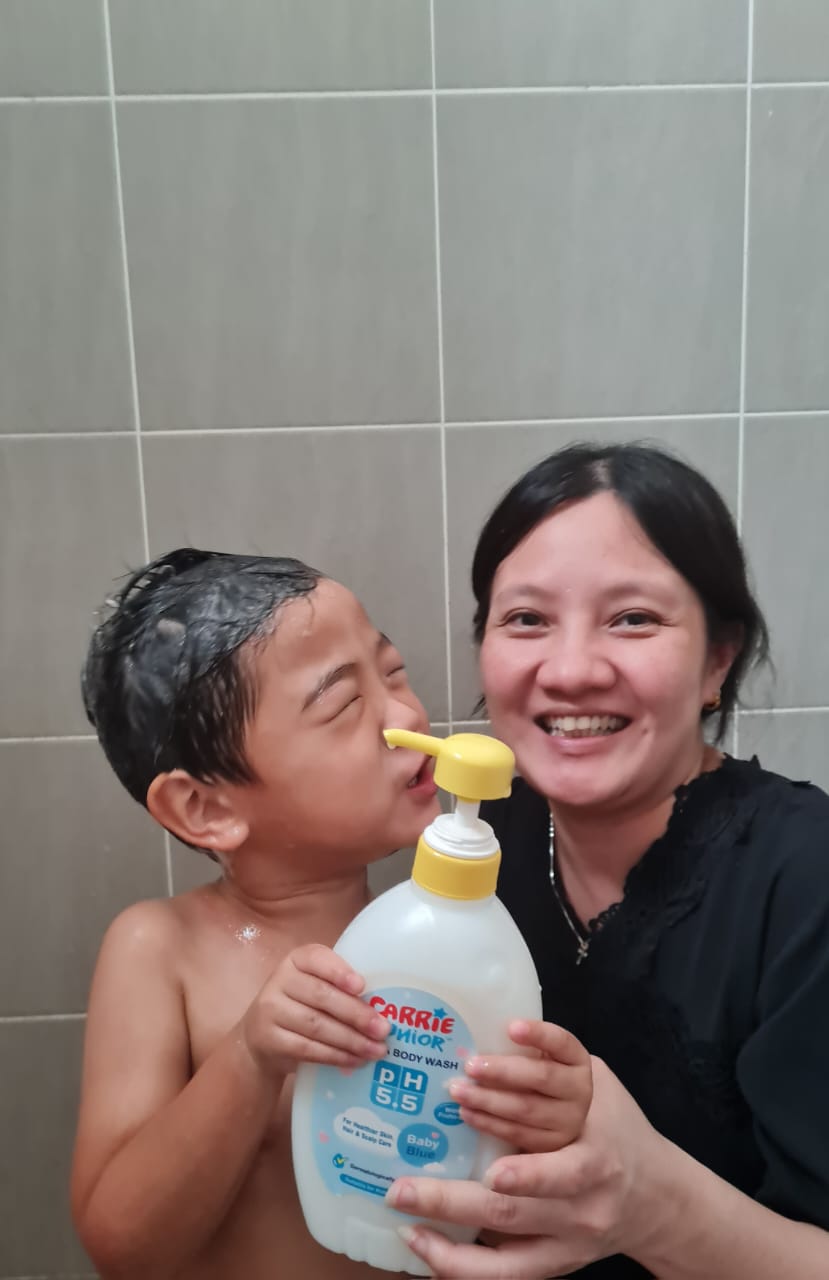 Carrie junior hair and body wash